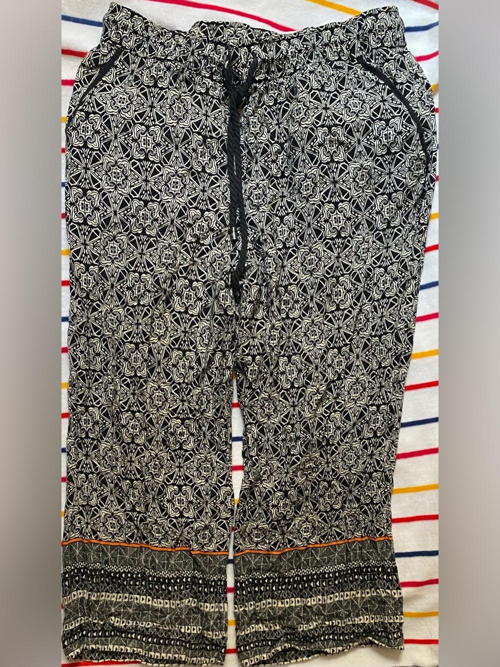 Black & Cream Printed Cropped Drawstring Pants